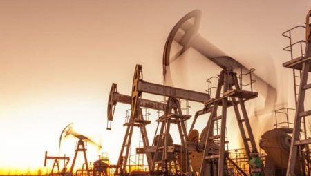 Petrol talep kaygılarıyla düşüşte