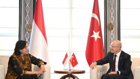 Bakan Şimşek, Endonezya Maliye Bakanı Indrawati ile görüştü