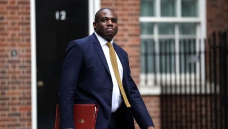 İngiltere İsrail ile yeni ticaret muahedesi müzakerelerini askıya aldı