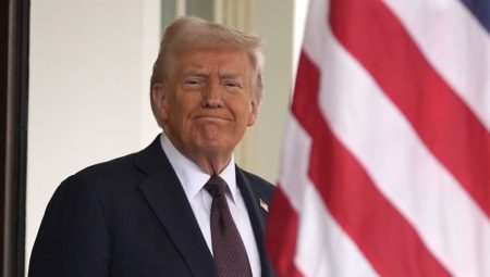 Trump, Powell’ı “hiçbir fikri olmayan bir ahmak” olarak niteledi