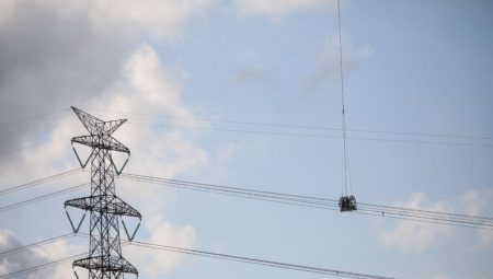 “Elektrik ve doğalgazda gelecek birkaç ay fiyat artışı planlanmıyor”