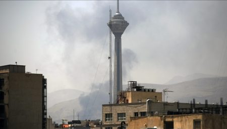 İsrail, İran devlet televizyonunu vurdu