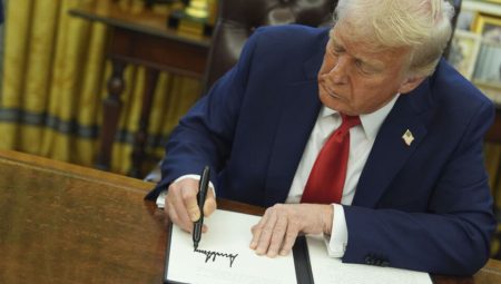 Trump, İngiltere ile ticaret mutabakatlarının uygulanmasına yönelik kararnameyi imzaladı