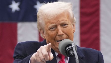 Trump’tan 12 ülkeye güvenlik kaynaklı seyahat yasağı