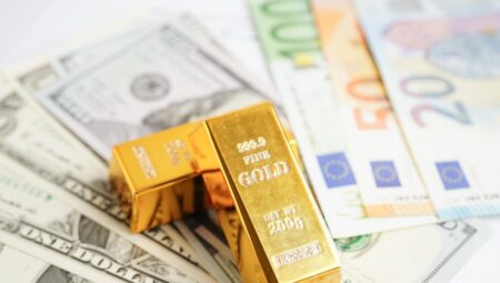 Altın doların zayıflamasıyla yükseldi