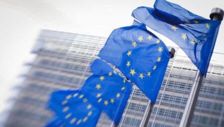 Euro Bölgesi tarifelere karşın ölçülü büyümeyi sürdürüyor