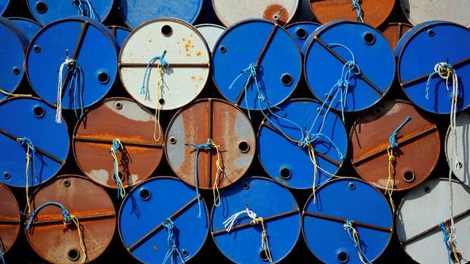 Petrol, stok artışı ve tarife telaşlarıyla yatay seyrediyor
