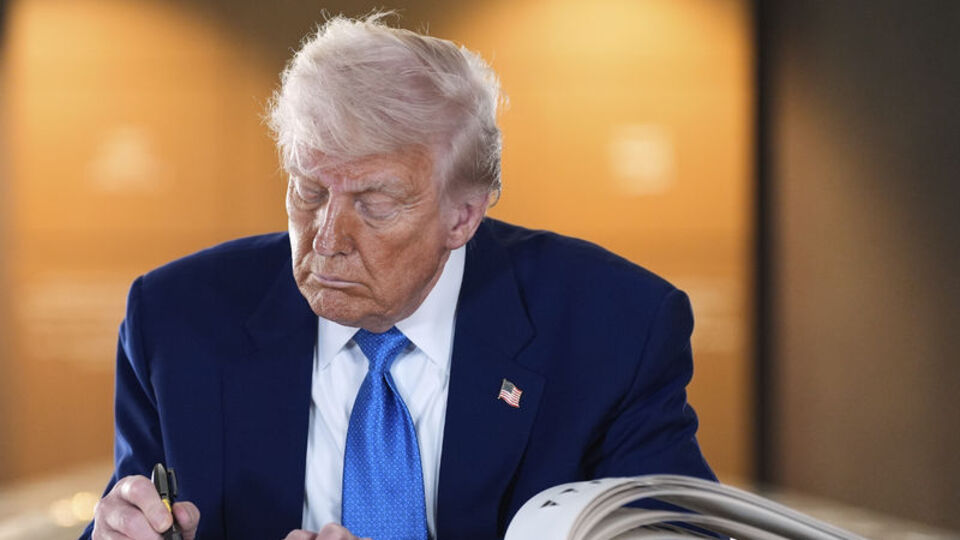 Trump, “GENIUS” tasarısını imzaladı