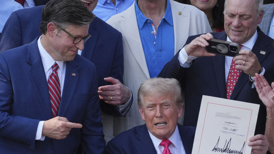 Trump “vergi indirimi” tasarısını imzaladı
