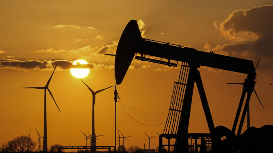 Arz fazlası kaygıları petrol fiyatlarını aşağı çekiyor