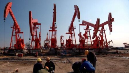Petrol artan arz kaygılarıyla düşüşte