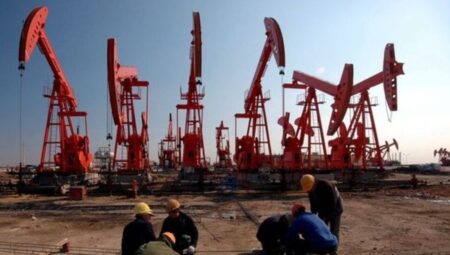 Petrol fiyatları arz fazlası telaşlarıyla geriledi
