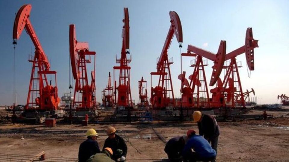 Petrol fiyatları arz fazlası telaşlarıyla geriledi