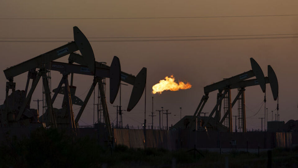 Petroldeki düşüş devlerin kârını 25 milyar dolar eritti