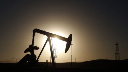 UEA: Global petrol piyasaları rekor arz ziyadesiyle karşı karşıya