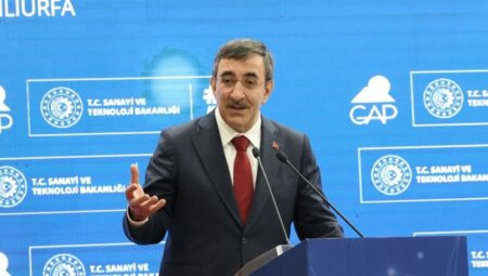Yılmaz: Enflasyonla gayrette kararlı bir biçimde yol alıyoruz